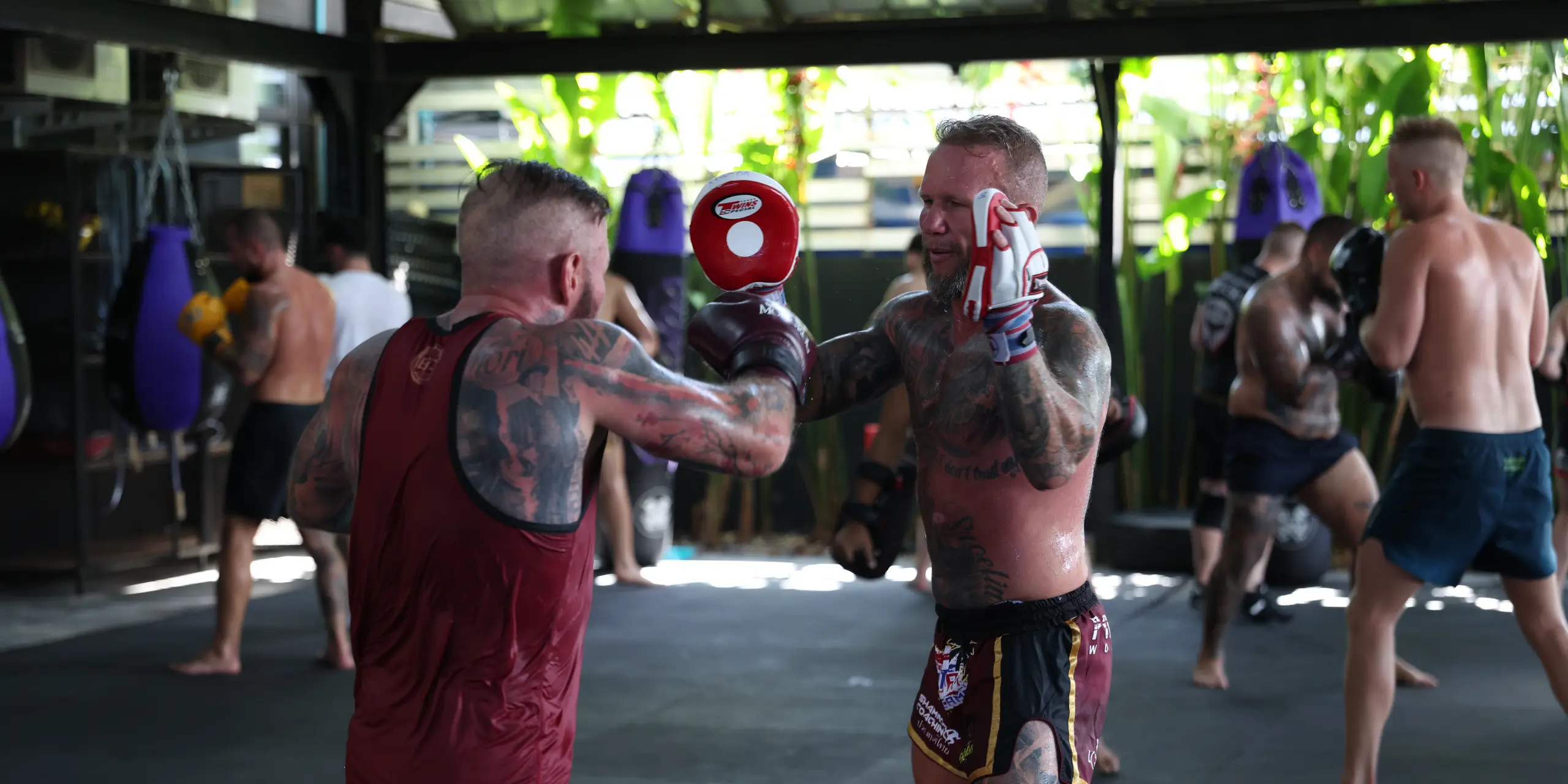 Paweł trzyma tarcze na treningu Muay Thai podczas edycji XVII Nak Muay Camp